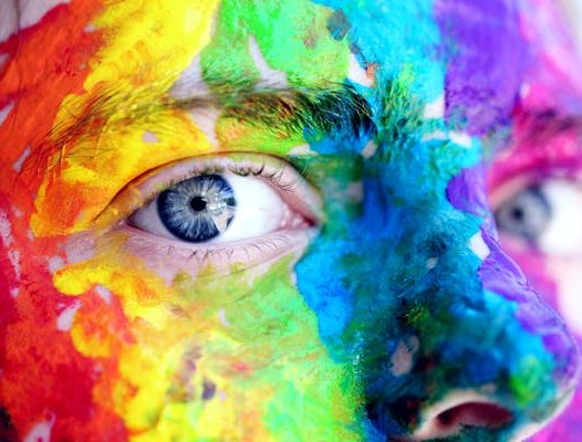femme pleine de couleurs