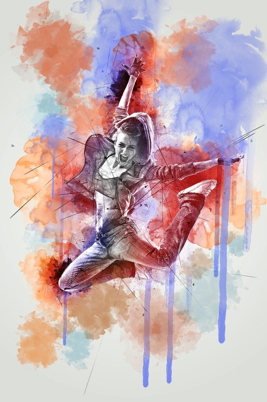 Femme qui danse et exulte de joie